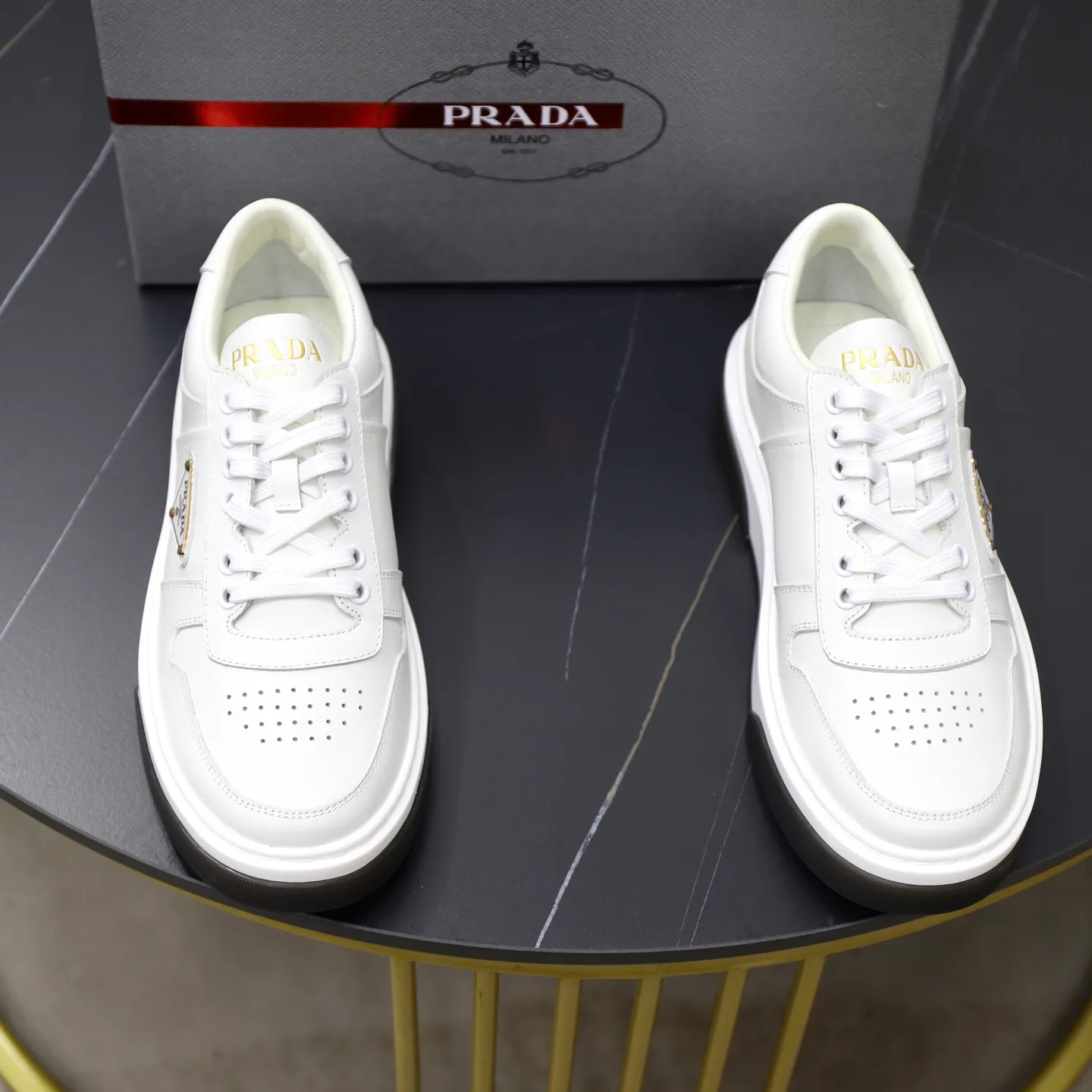 Factory price: 720💰Top original order Brand: PRADA (Prada) Standard code: Men's size 38/44 (45 can be customized) Grade: Same as the official website Material: Original cowhide stitching imported cowhide lining Original combination two-color wear-resistant soft outsole Style category: Leisure and sports version Young fashion European and American trend British style Color: Actual picture color